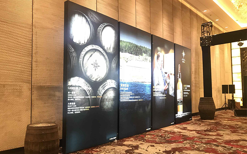 廣州某五星級(jí)酒店酒會(huì)雙面卡布燈箱解決方案